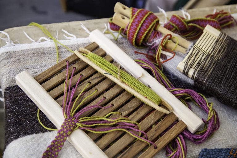 Color Blending and Pattern Design in Mini Loom Projects